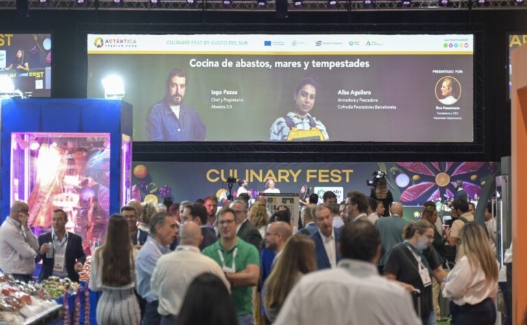 Evento Auténtica 2026 con chefs y asistentes en Sevilla