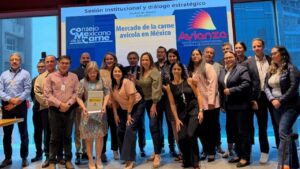 Grupo de personas en evento sobre carne avícola en México