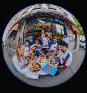 Grupo de personas disfrutando de pizza en Baldoria, Madrid.