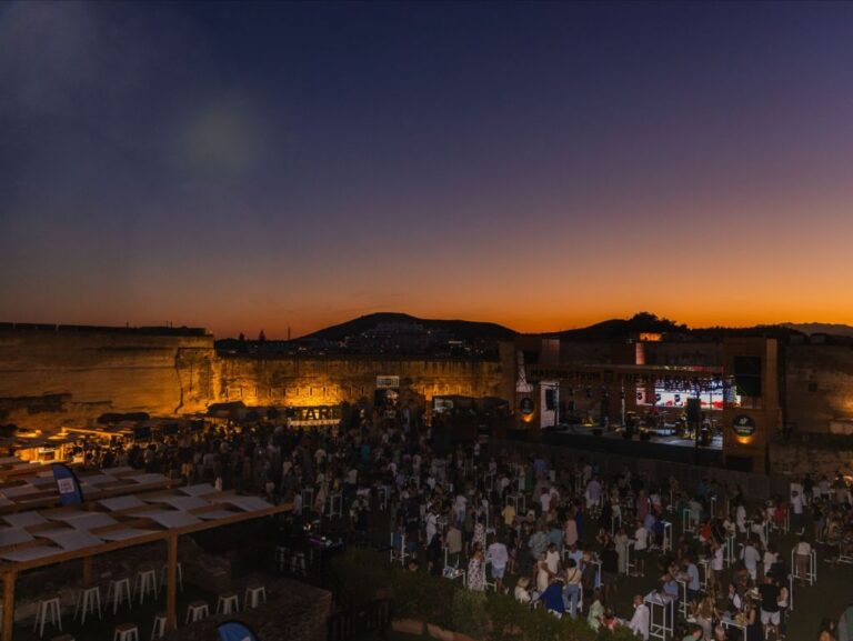 Vista del evento Bocata Fest en el Castillo Sohail durante el atardecer.