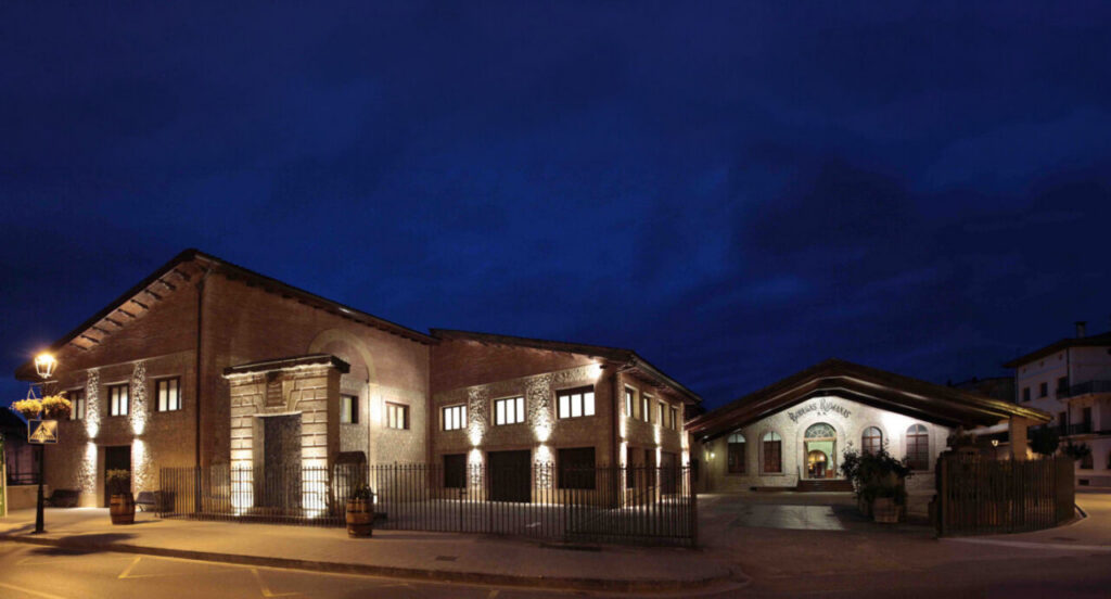Vista nocturna de las Bodegas Riojanas iluminadas