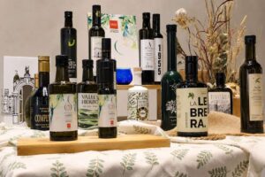 Bodegón con varias botellas de aceite de oliva virgen extra de Madrid