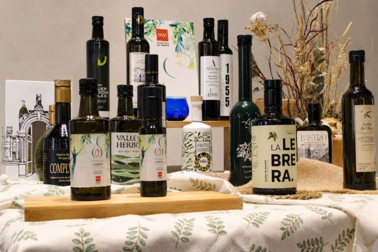 Bodegón con varias botellas de aceite de oliva virgen extra de Madrid