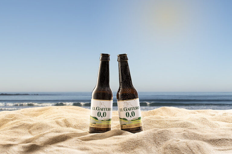 Botellines de sidra El Gaitero en la playa