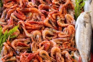 Camarones frescos de Cádiz en un mercado de mariscos
