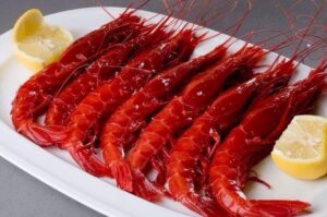 Plato de carabineros rojos con rodajas de limón