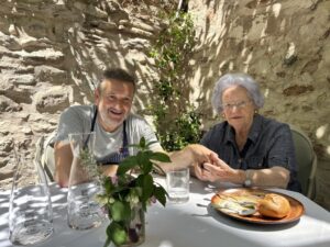 Pedro Masip y su madre Vicenta en Casa Masip, Ezcaray.
