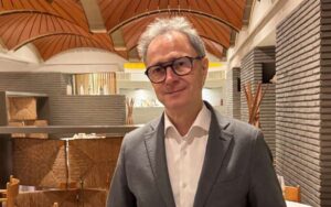 Casto Copete, jefe de sala en el restaurante Nou Manolín, premiado en 2026.