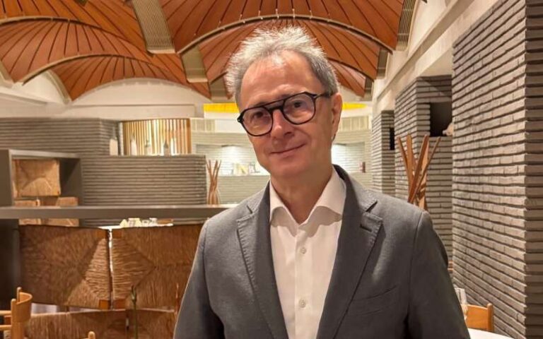 Casto Copete, jefe de sala en el restaurante Nou Manolín, premiado en 2026.