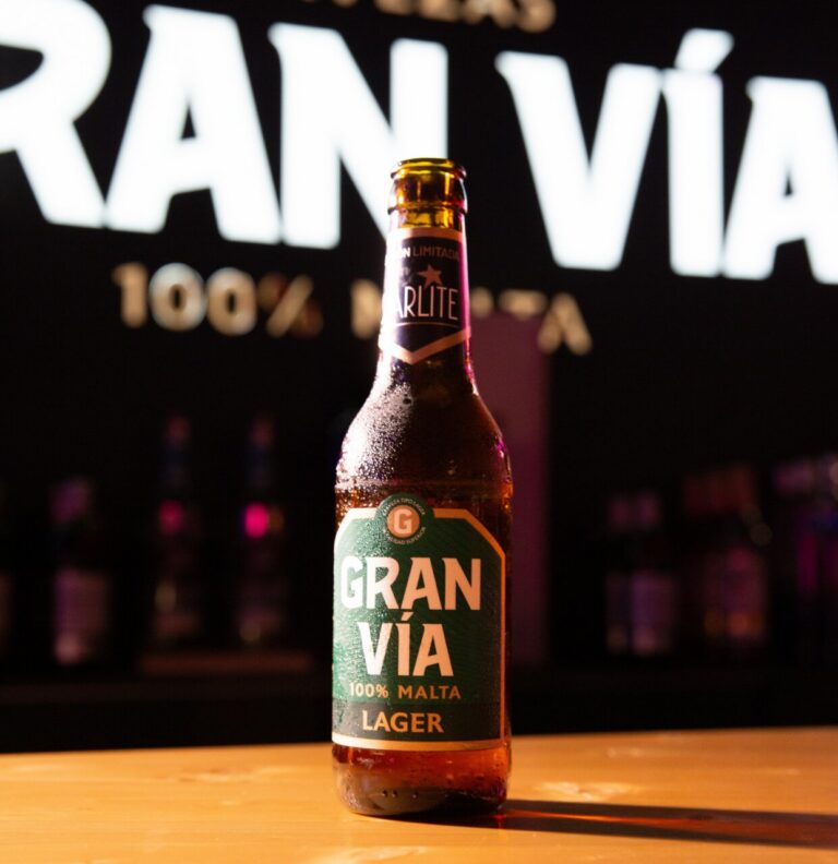 Botella de cerveza Gran Vía 100% malta en evento Starlite 2026