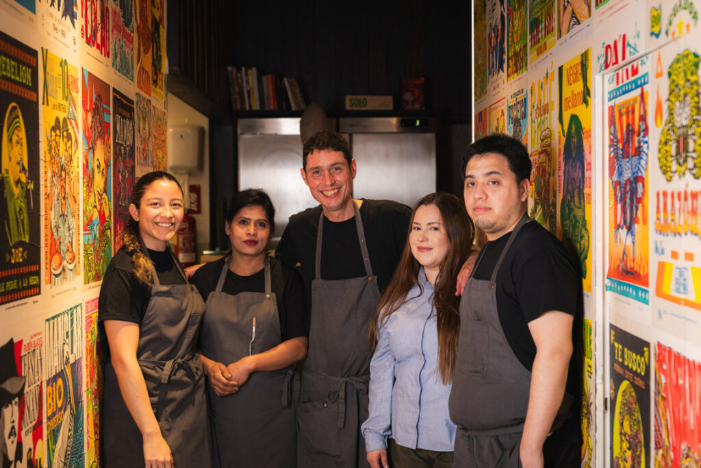 Equipo del restaurante Chambacú en Barcelona mostrando su pasión por la cocina latinoamericana