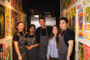 Equipo del restaurante Chambacú en Barcelona mostrando su pasión por la cocina latinoamericana