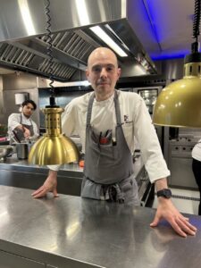 Chef en una cocina moderna con utensilios y equipo profesional
