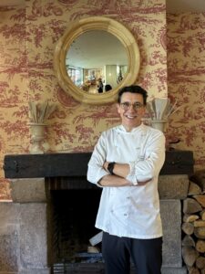 Chef Francis Paniego en el restaurante Echaurren con decoración clásica