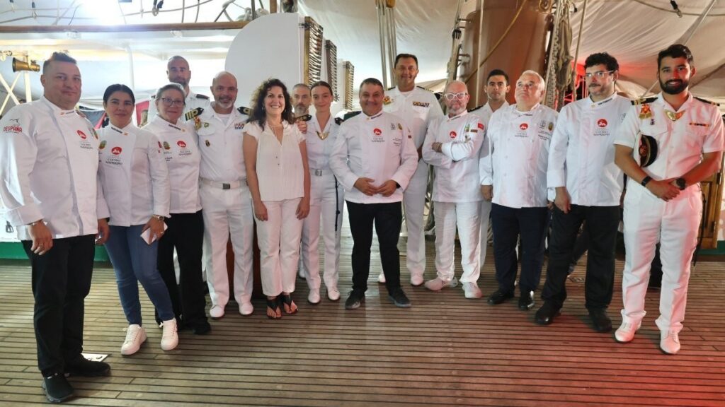 Grupo de chefs y autoridades en el evento del cocido madrileño en Nueva York
