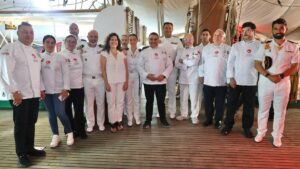 Grupo de chefs y autoridades en el evento del cocido madrileño en Nueva York