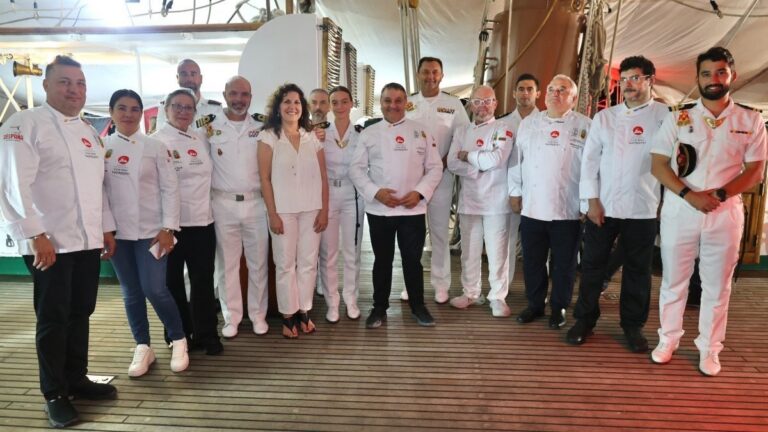 Grupo de chefs y autoridades en el evento del cocido madrileño en Nueva York