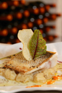 Plato de pescado con guarnición en un restaurante vasco