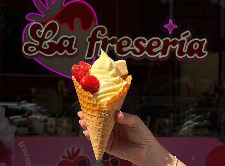 Cono de helado con fresas y mantequilla dulce en La Fresería