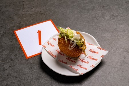 Paquito de cordero en un plato con decoración de papel