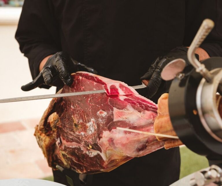 Cortador de jamón en un concurso profesional en Alicante