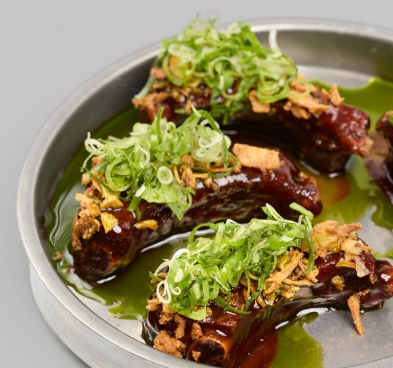 Costillas Baby Back Ribs al estilo malayo con cebollino y salsa