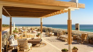 Terraza del restaurante El Cuartel del Mar en Cádiz con vistas al mar