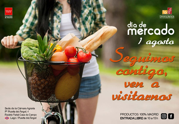 Mujer en bicicleta con cesta llena de productos frescos en el Día de Mercado