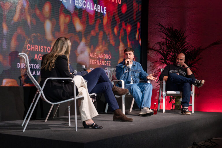 Panel de discusión en el evento Disruptiva 2025 con varios ponentes