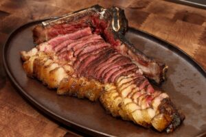 Plato con carne asada al estilo argentino y español