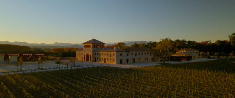 Vista de la bodega Perelada entre viñedos al atardecer