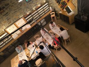 Grupo de personas disfrutando de una cata de vinos en la bodega Joaquín Rebolledo