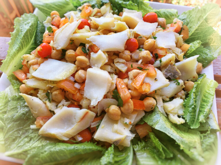 Ensalada fresca con bacalao de Islandia, vegetales y lechuga