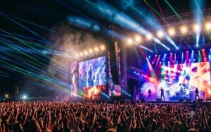 Multitud disfrutando de un concierto en Sonorama Ribera con luces y pantallas