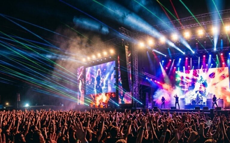 Multitud disfrutando de un concierto en Sonorama Ribera con luces y pantallas