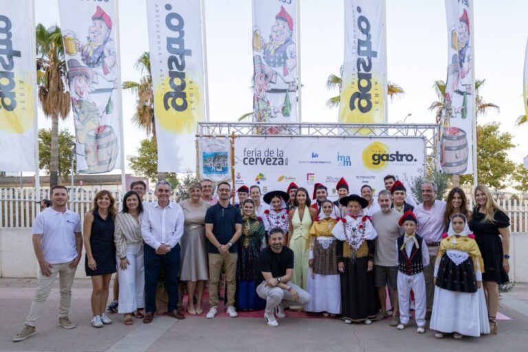 Grupo de personas en la Feria Gastro Ibiza y Feria de la Cerveza
