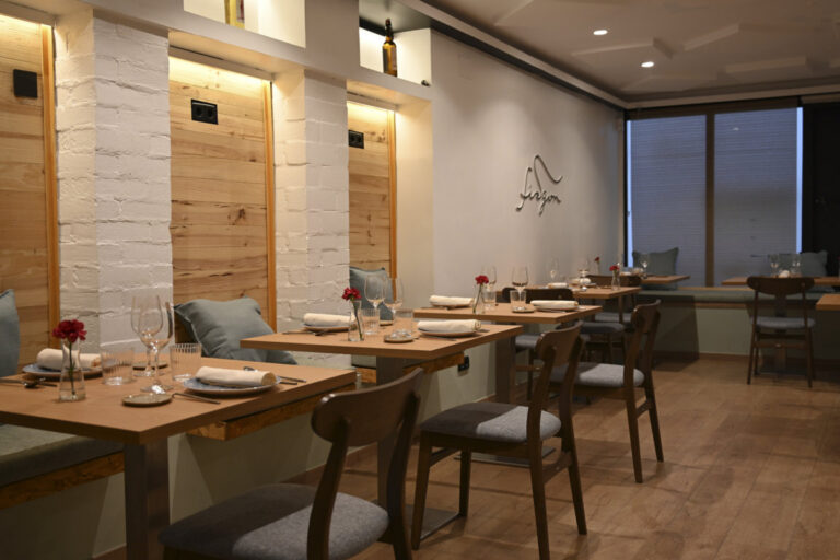 Interior del restaurante Fisgón con mesas y decoración acogedora