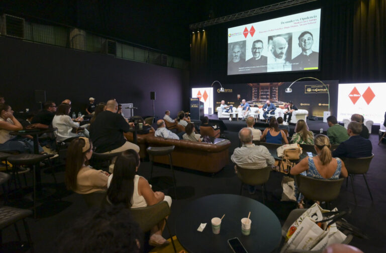 Panel de chefs discutiendo sobre hostelería en el foro Sin Filtro 2026