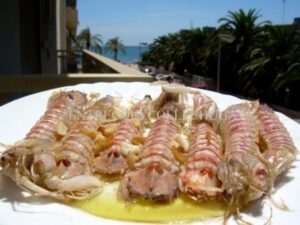 Plato de galeras frescas con vista al mar en Cambrils