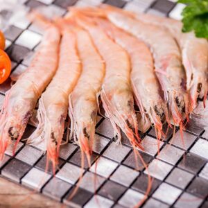 Gambas blancas de Huelva sobre una superficie de mosaico