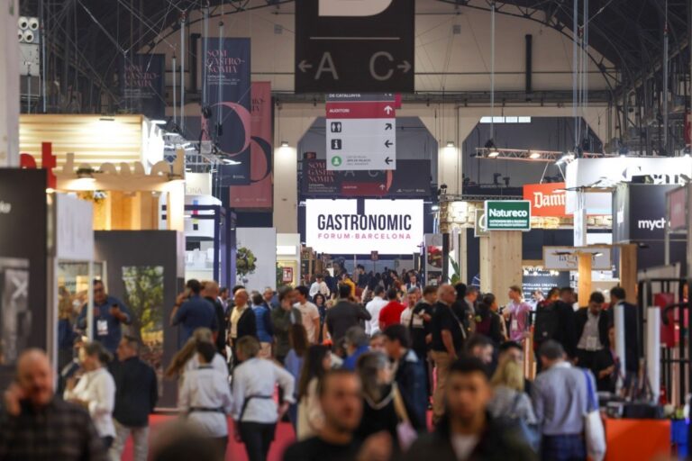 Vista del Gastronomic Forum Barcelona con asistentes y stands