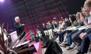 Ferran Adrià hablando en el Gastronomic Forum Barcelona ante una audiencia interesada.