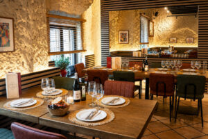 Interior acogedor de la taberna El Tentadero en Madrid