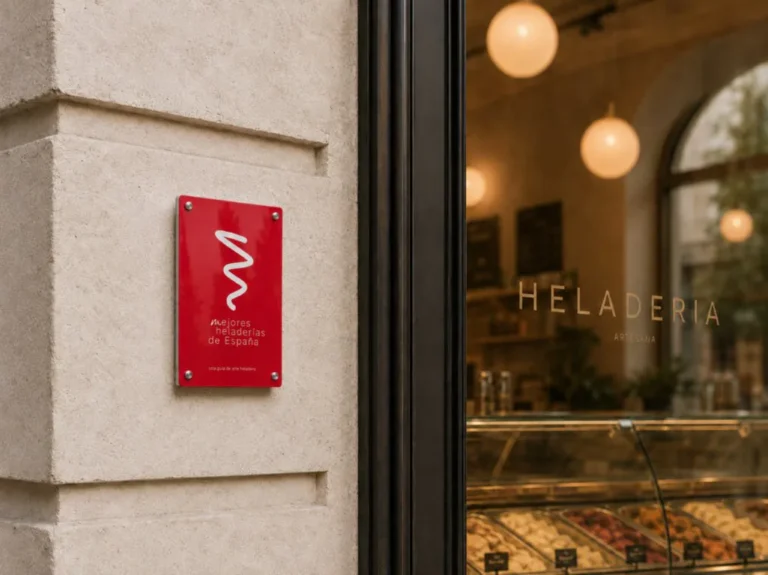 Placa de la guía Mejores Heladerías de España en una heladería