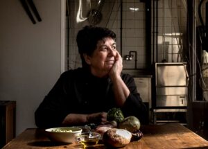 Rosa Tovar reflexionando en una cocina con ingredientes frescos
