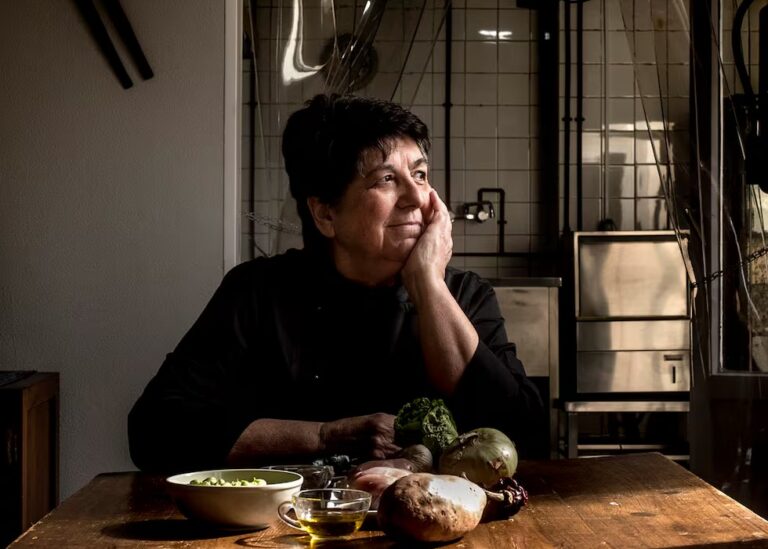 Rosa Tovar reflexionando en una cocina con ingredientes frescos