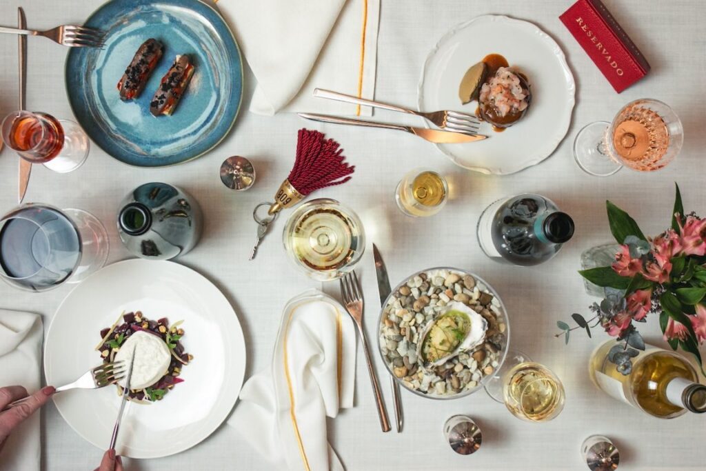 Mesa con platos de tapas y bebidas en un hotel de Barcelona