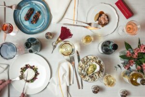 Mesa con platos de tapas y bebidas en un hotel de Barcelona