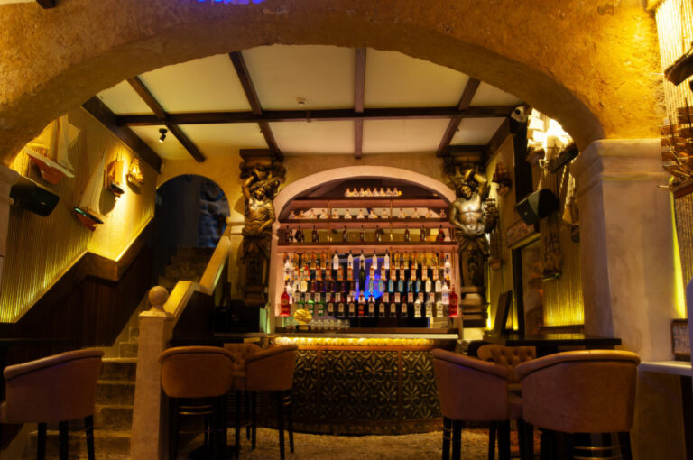 Interior del restaurante Corsario en Ibiza con barra y decoración elegante