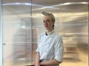 Irene Amat, pastelera creativa en su pastelería Itama en Madrid